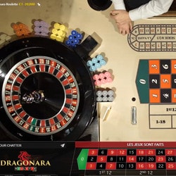 Roulette de casino mobile avec croupiers en direct