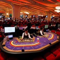 Tables de jeu dans un casino de Macao