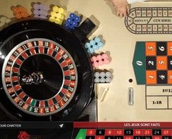 Roulette de casino mobile avec croupiers en direct