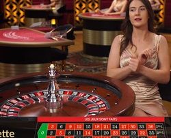 Croupière à une table de roulette en studio filmée en temps réel