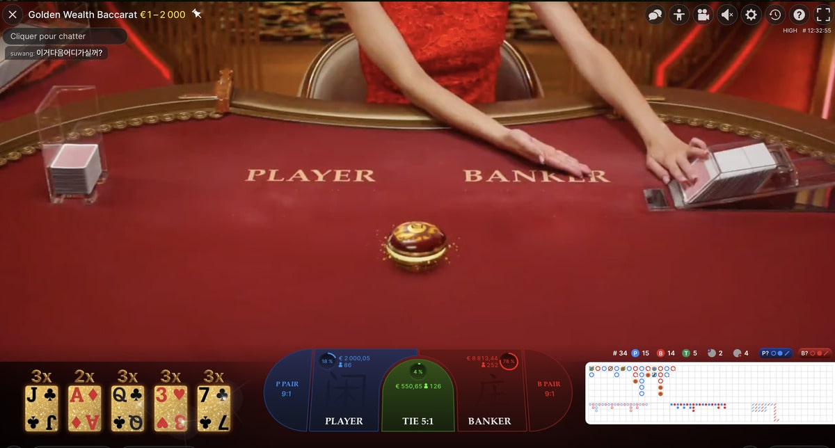 Table de baccarat avec croupiere en direct