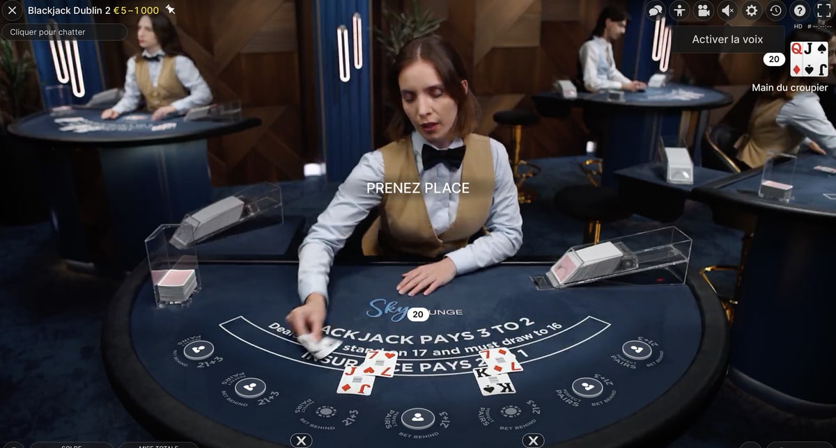 Croupiere a une table de black jack en direct