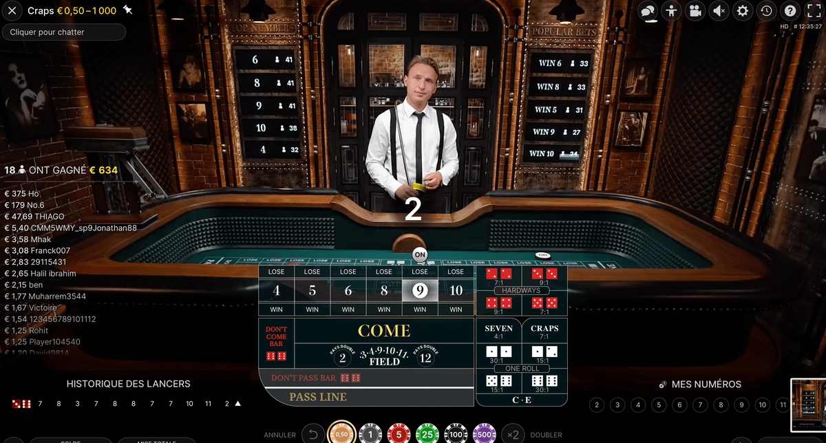 Croupier a une table de craps en direct